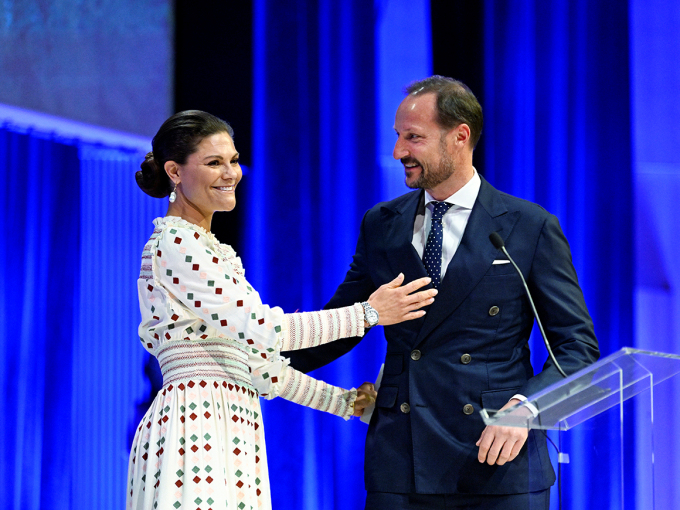 Både Kronprinsesse Victoria og Kronprins Haakon pekte på de store mulighetene som ligger i norsk-svensk samarbeid da de talte under åpningen av næringslivsseminaret 